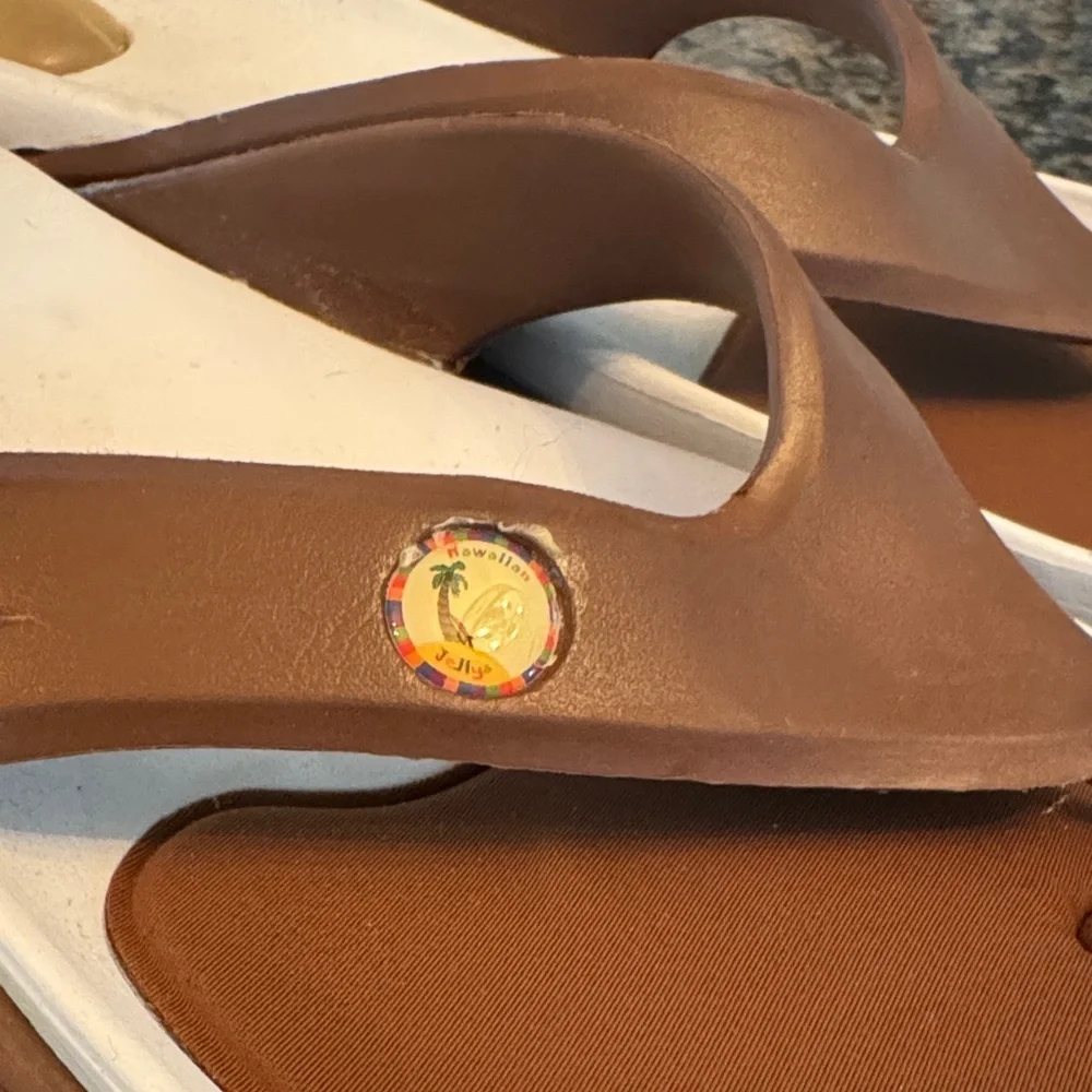 Hawaiian Jelly’s Brown Sandals with White Accents EUC 11